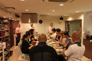 食事をいただきながら、安達瑞樹副会長の進行のもと、参加者に感想や要望をうかがいました。