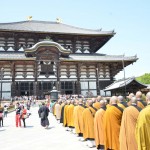 大仏殿へと続く僧侶の列