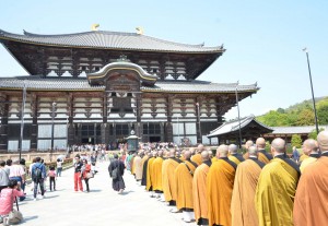大仏殿へと続く僧侶の列